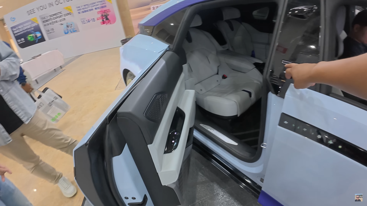 „Ferrari chinezesc” » Cu ce „supercar de 38.000 de dolari” se laudă China! Un vlogger român a asistat la o prezentare futuristă