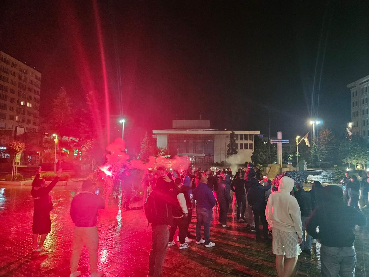 Nebunie la Pitești: au sărbătorit promovarea în ploaie, cu zeci de torțe!