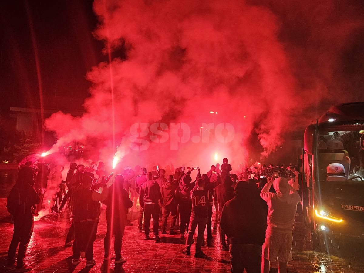 Nebunie la Pitești: au sărbătorit promovarea în ploaie, cu zeci de torțe!