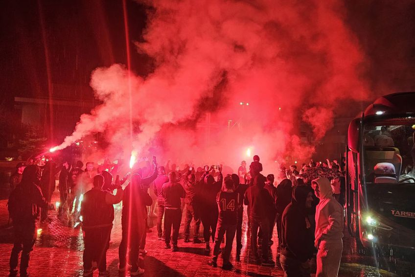 GALERIE FOTO Nebunie în centrul orașului, aproape de miezul nopții: au sărbătorit promovarea în ploaie, cu zeci de torțe! Imaginile momentului