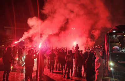 Nebunie în centrul orașului, aproape de miezul nopții: au sărbătorit promovarea în ploaie, cu zeci de torțe! Imaginile momentului