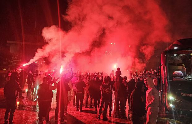 Nebunie în centrul orașului, aproape de miezul nopții: au sărbătorit promovarea în ploaie, cu zeci de torțe! Imaginile momentului