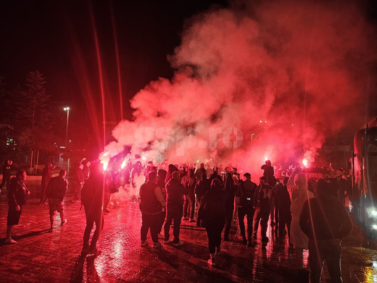 Nebunie în centrul orașului, aproape de miezul nopții: au sărbătorit promovarea în ploaie, cu zeci de torțe! Imaginile momentului