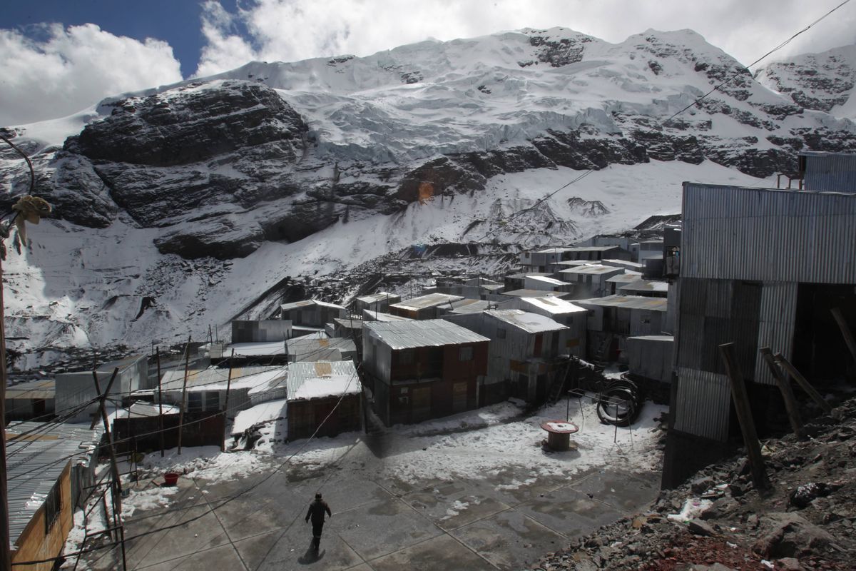 Cel mai înalt loc din lume unde poți juca fotbal! Imagini fabuloase din orașul-SF care testează limitele: „Oameni cu arme pe străzi”