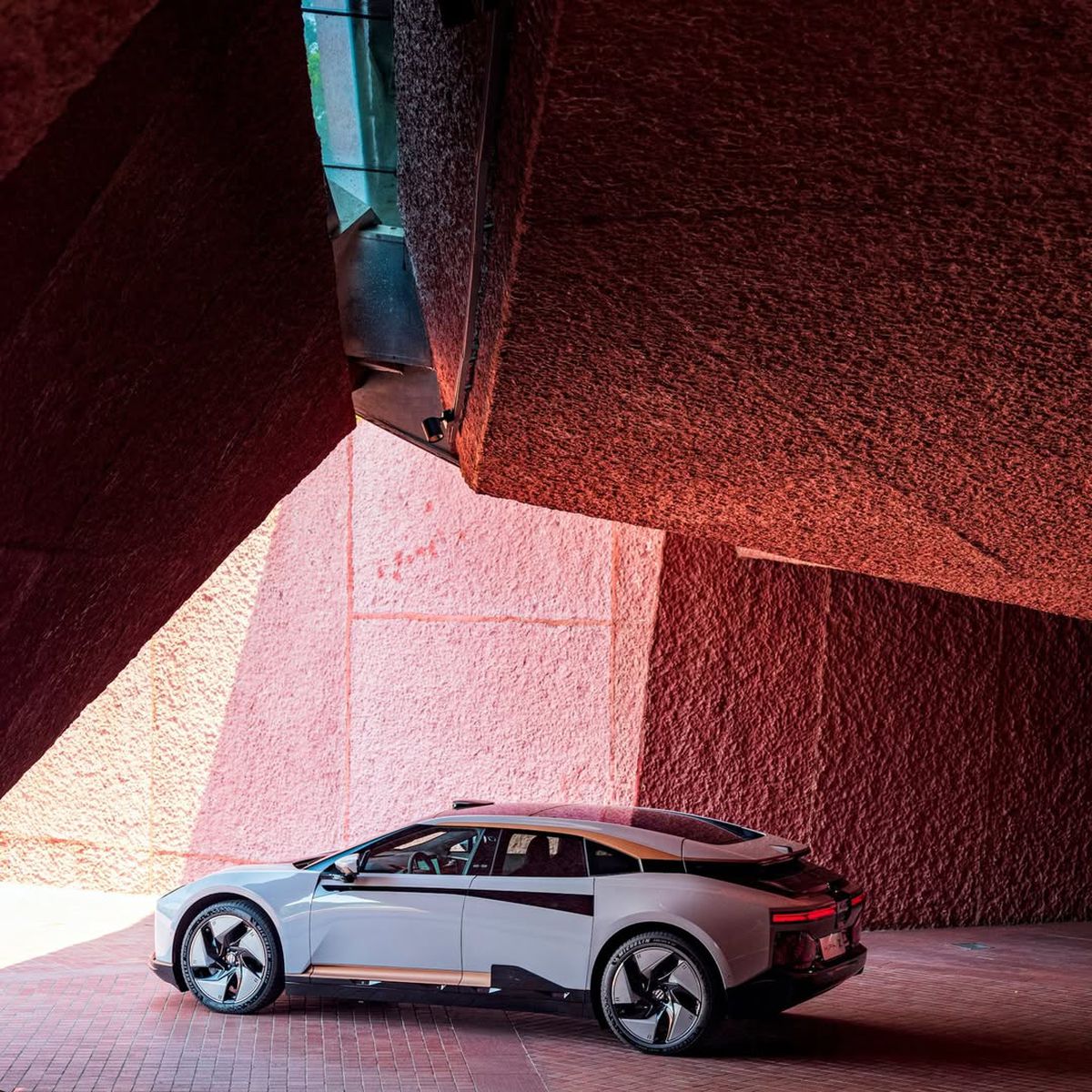 „Ferrari chinezesc” » Cu ce „supercar de 38.000 de dolari” se laudă China! Un vlogger român a asistat la o prezentare futuristă