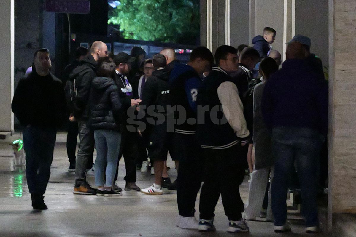 Nebunie la Pitești: au sărbătorit promovarea în ploaie, cu zeci de torțe!