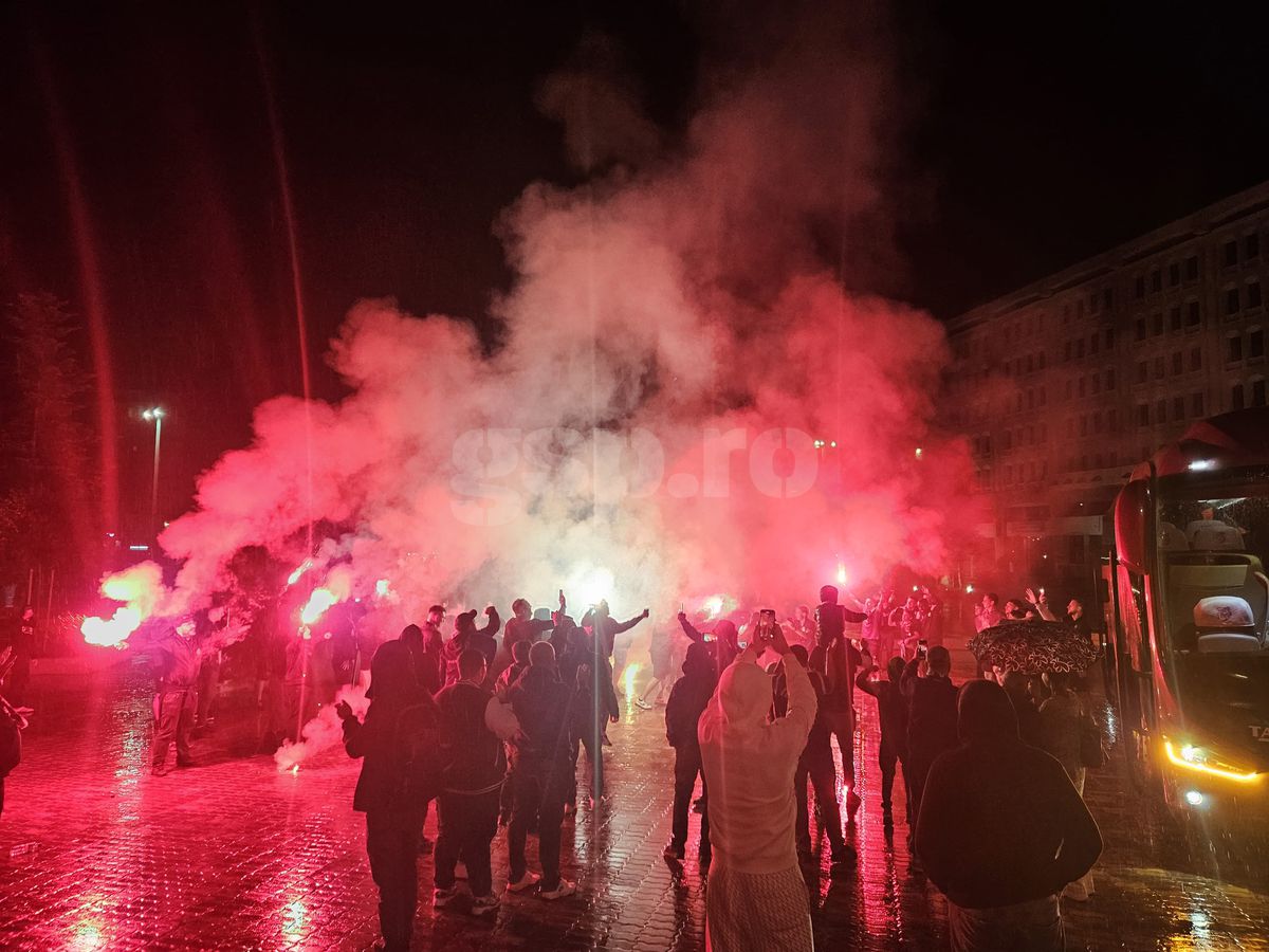 Nebunie la Pitești: au sărbătorit promovarea în ploaie, cu zeci de torțe!