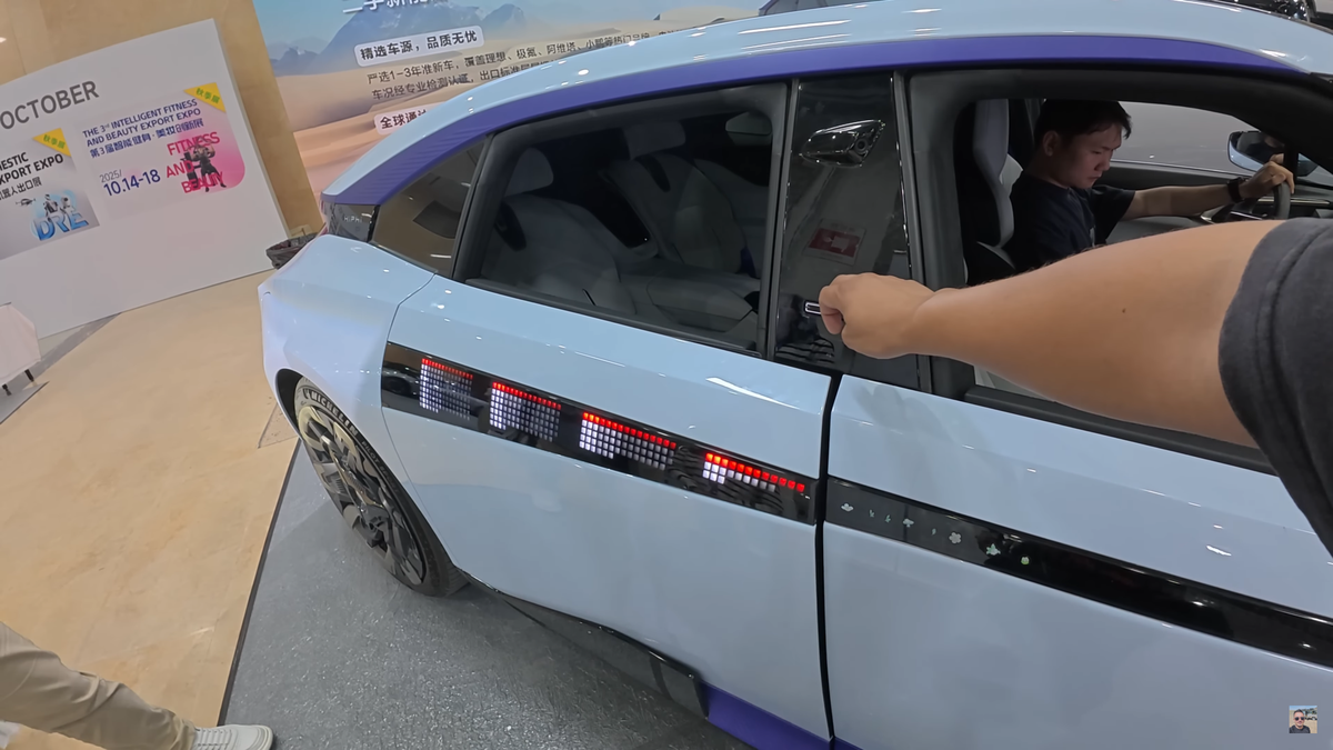 „Ferrari chinezesc” » Cu ce „supercar de 38.000 de dolari” se laudă China! Un vlogger român a asistat la o prezentare futuristă