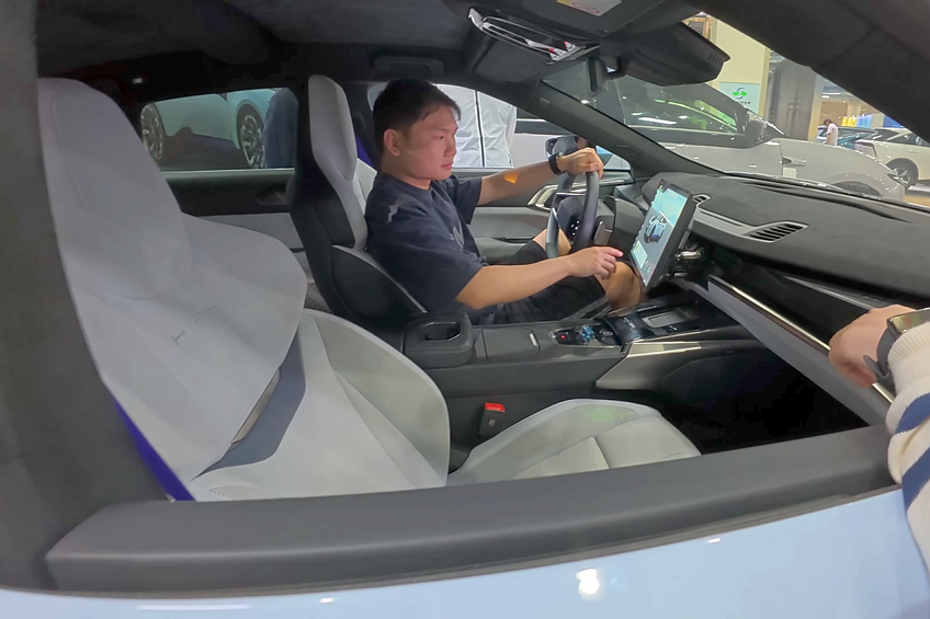 „Ferrari chinezesc” » Cum arată „supercarul de 38.000 de dolari” care i-a lăsat mască pe cei prezenți la salonul auto de de la Guangzhou