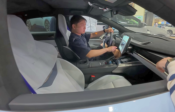 „Ferrari chinezesc” » Cum arată „supercarul de 38.000 de dolari” care i-a lăsat mască pe cei prezenți la salonul auto de de la Guangzhou