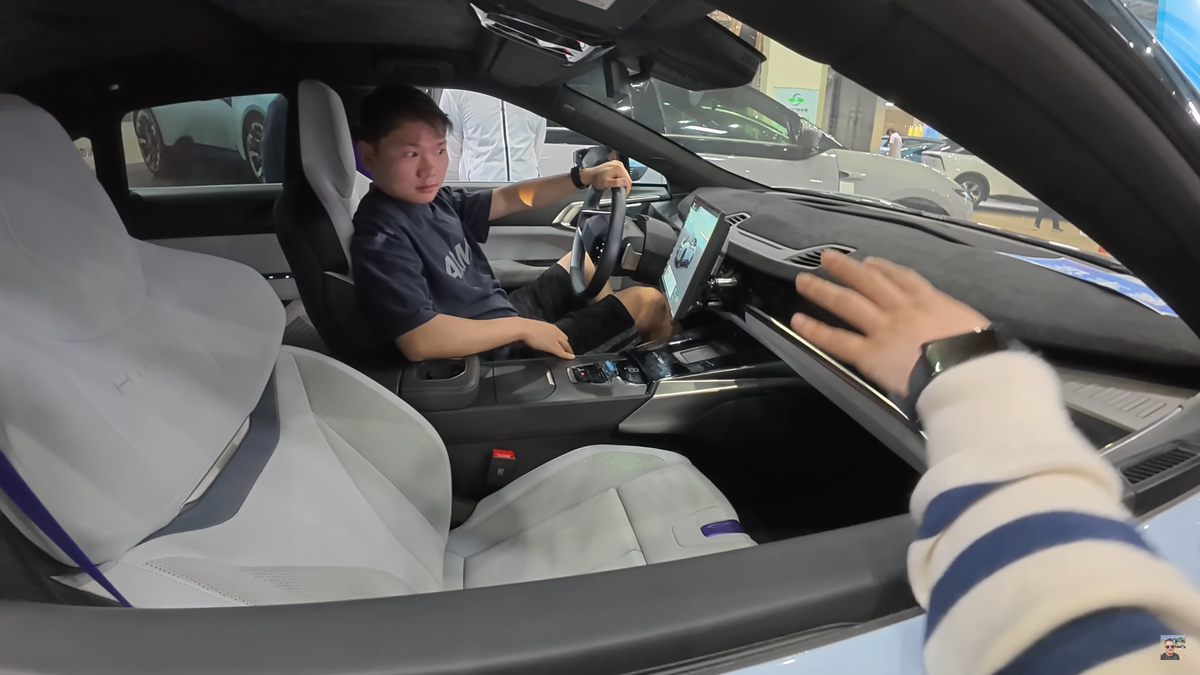 „Ferrari chinezesc” » Cu ce „supercar de 38.000 de dolari” se laudă China! Un vlogger român a asistat la o prezentare futuristă