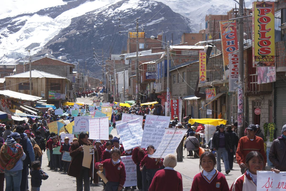 Cel mai înalt loc din lume unde poți juca fotbal! Imagini fabuloase din orașul-SF care testează limitele: „Oameni cu arme pe străzi”