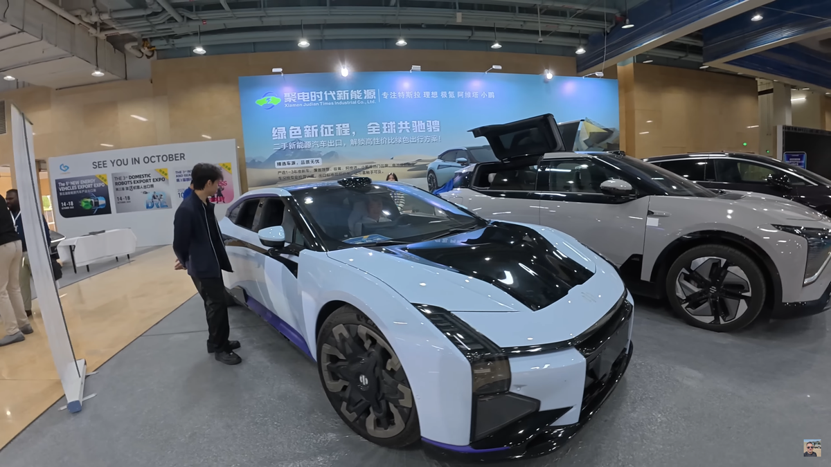 „Ferrari chinezesc” » Cu ce „supercar de 38.000 de dolari” se laudă China! Un vlogger român a asistat la o prezentare futuristă