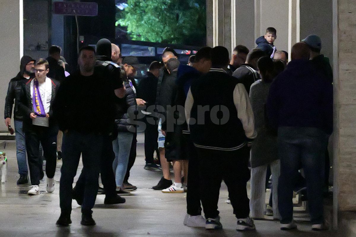 Nebunie la Pitești: au sărbătorit promovarea în ploaie, cu zeci de torțe!