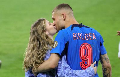 Love is in the air » Antonia și Daniel Bîrligea, momente tandre la finalul meciului FCSB - Dinamo