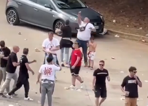 Scene reprobabile în Italia! Un bărbat a fost lovit cu brutalitate de ultrași chiar în fața fiului său