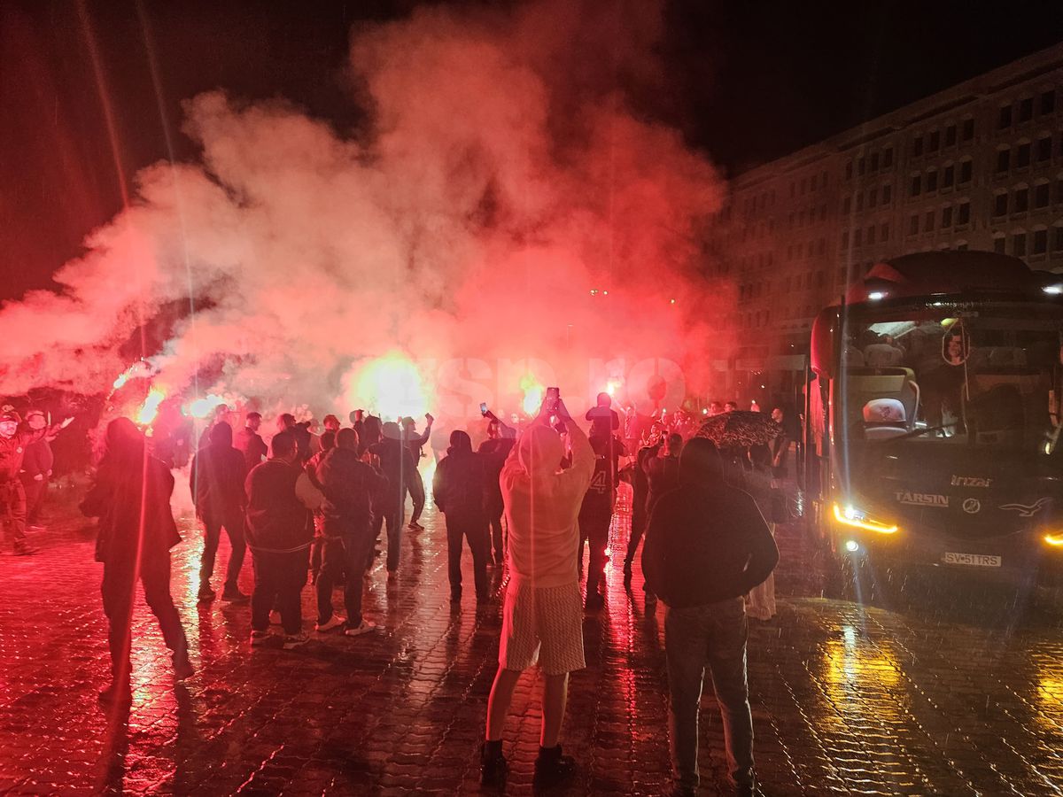 Nebunie la Pitești: au sărbătorit promovarea în ploaie, cu zeci de torțe!