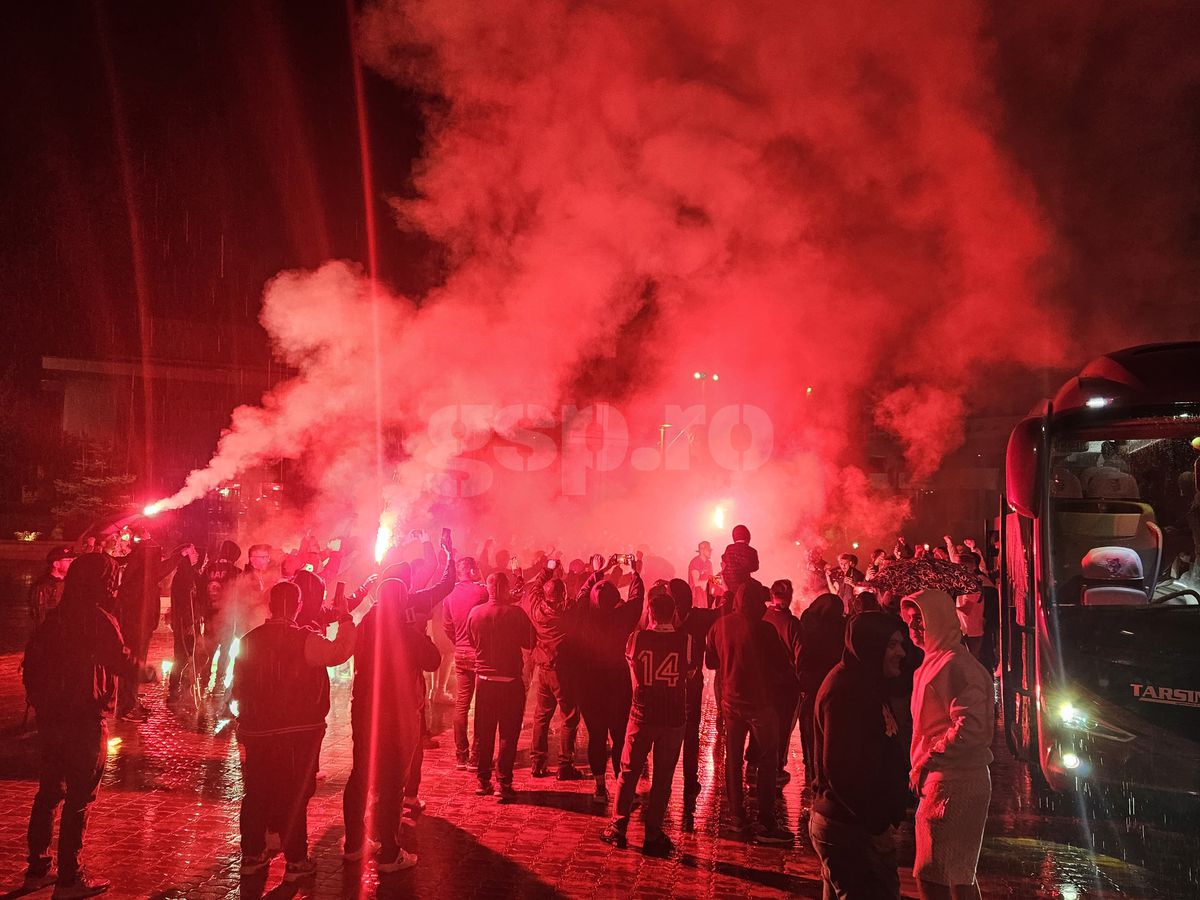 Nebunie la Pitești: au sărbătorit promovarea în ploaie, cu zeci de torțe!