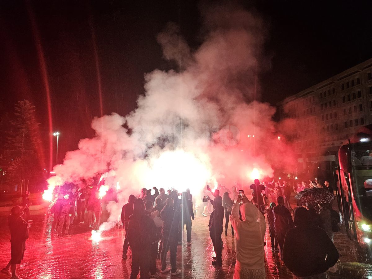 Nebunie în centrul orașului, aproape de miezul nopții: au sărbătorit promovarea în ploaie, cu zeci de torțe! Imaginile momentului