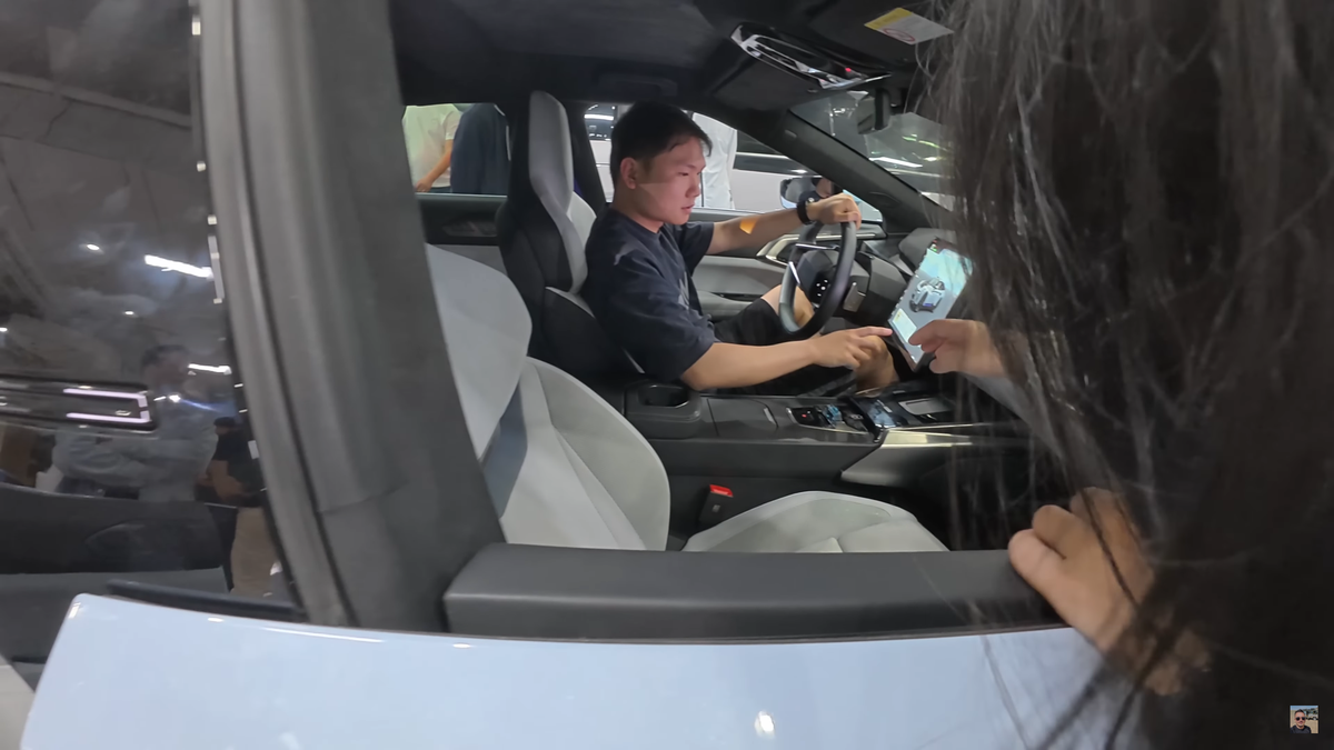 „Ferrari chinezesc” » Cu ce „supercar de 38.000 de dolari” se laudă China! Un vlogger român a asistat la o prezentare futuristă