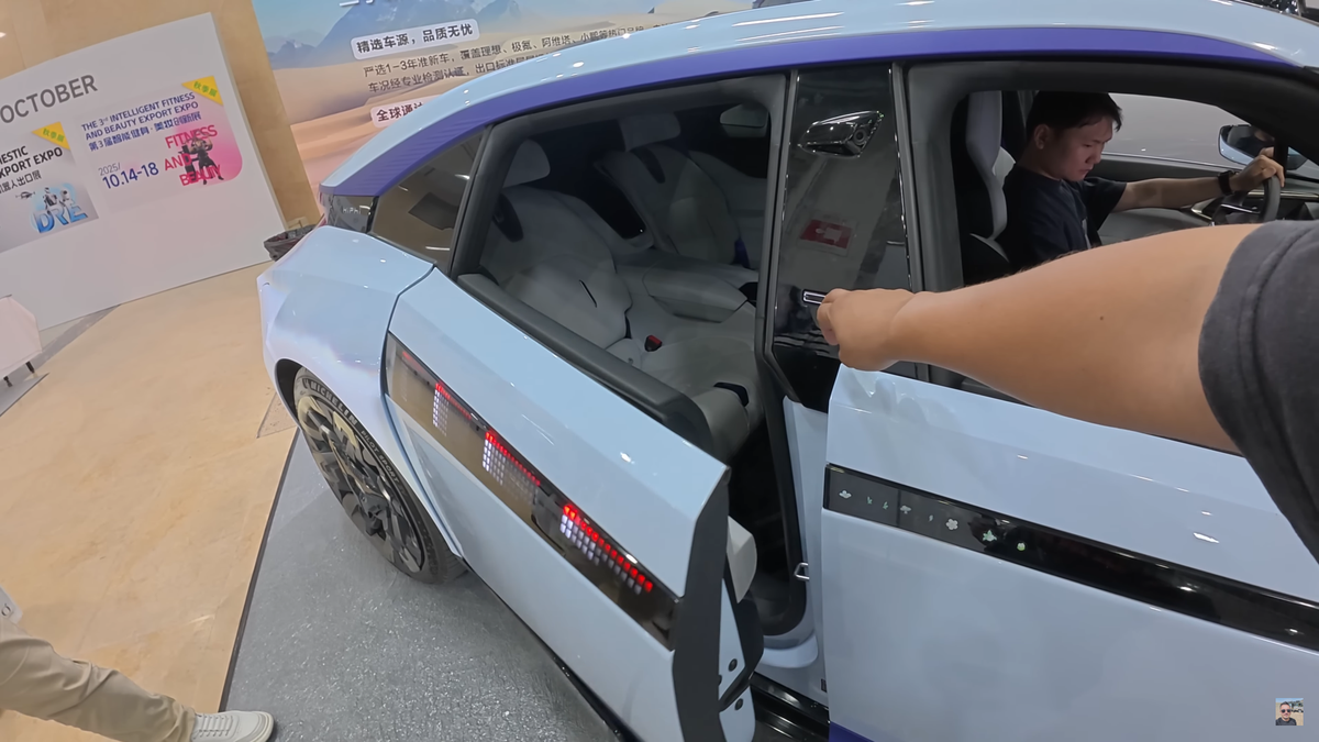 „Ferrari chinezesc” » Cu ce „supercar de 38.000 de dolari” se laudă China! Un vlogger român a asistat la o prezentare futuristă