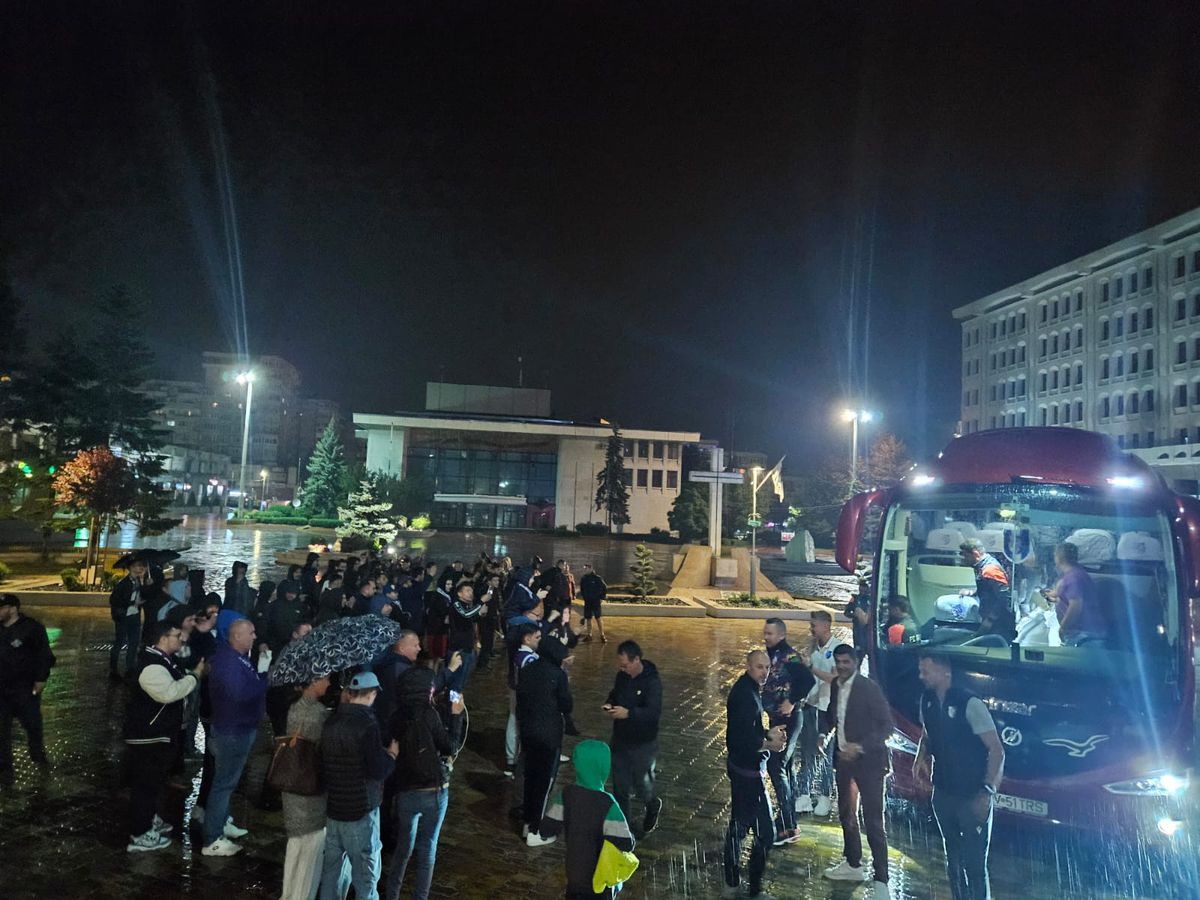 Nebunie la Pitești: au sărbătorit promovarea în ploaie, cu zeci de torțe!