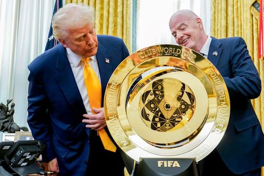Președintele FIFA, Gianni Infantino, i-a prezentat lui Donald Trump, în martie, trofeul Mondialului Cluburilor