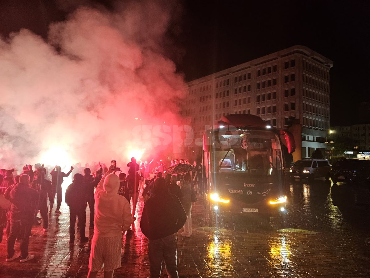 Nebunie în centrul orașului, aproape de miezul nopții: au sărbătorit promovarea în ploaie, cu zeci de torțe! Imaginile momentului