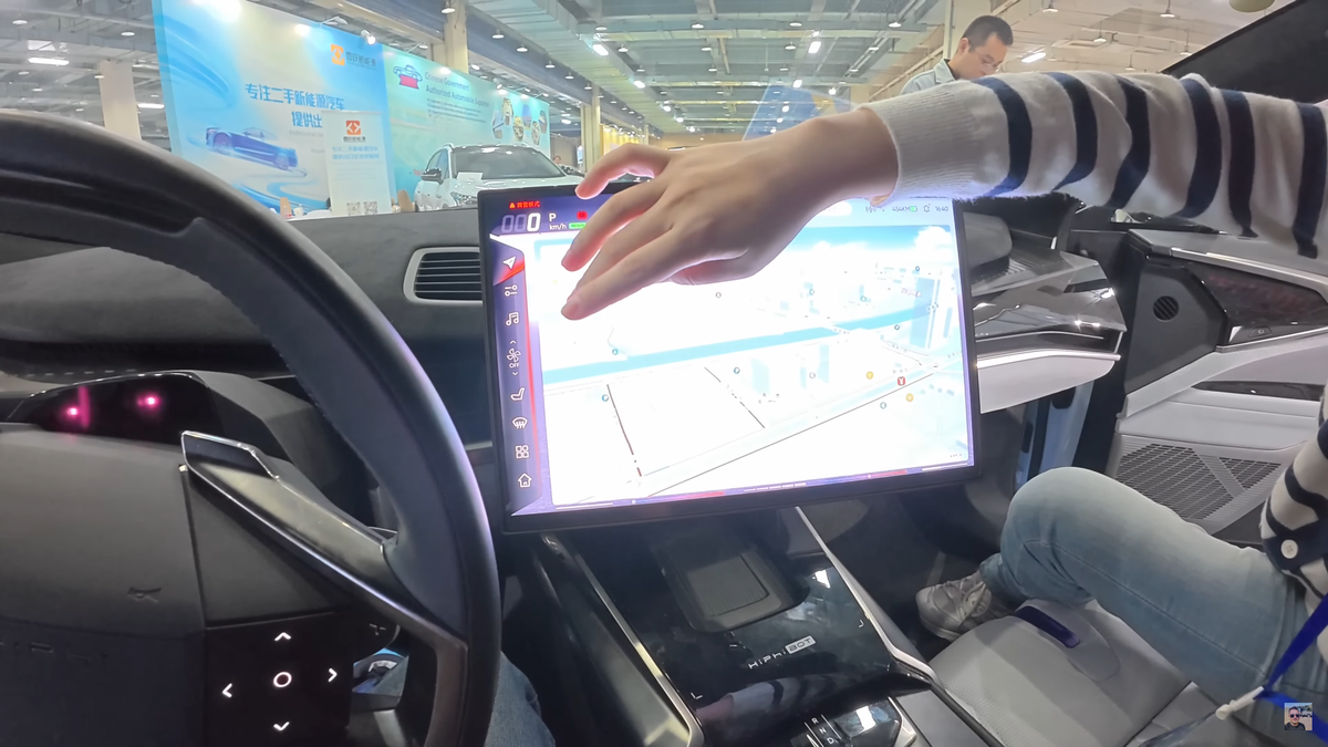 „Ferrari chinezesc” » Cu ce „supercar de 38.000 de dolari” se laudă China! Un vlogger român a asistat la o prezentare futuristă