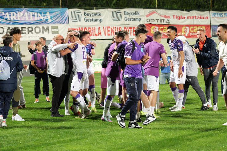Sărbătoare la Mioveni, după ce FC Argeș a promovat, foto: Andrei Furnigă / GSP