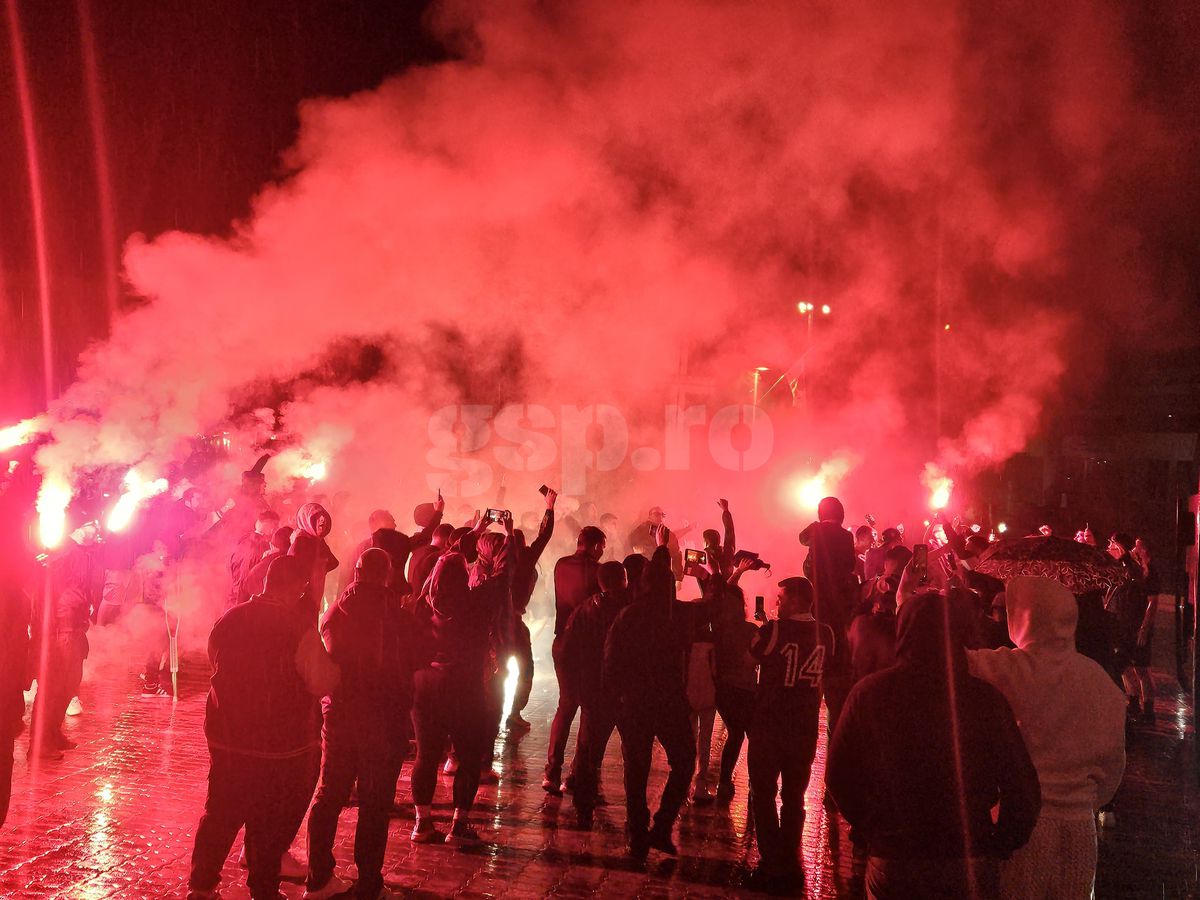 Nebunie la Pitești: au sărbătorit promovarea în ploaie, cu zeci de torțe!