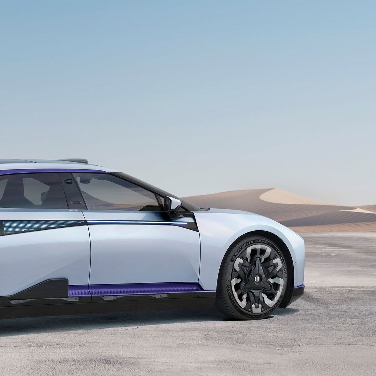 „Ferrari chinezesc” » Cu ce „supercar de 38.000 de dolari” se laudă China! Un vlogger român a asistat la o prezentare futuristă