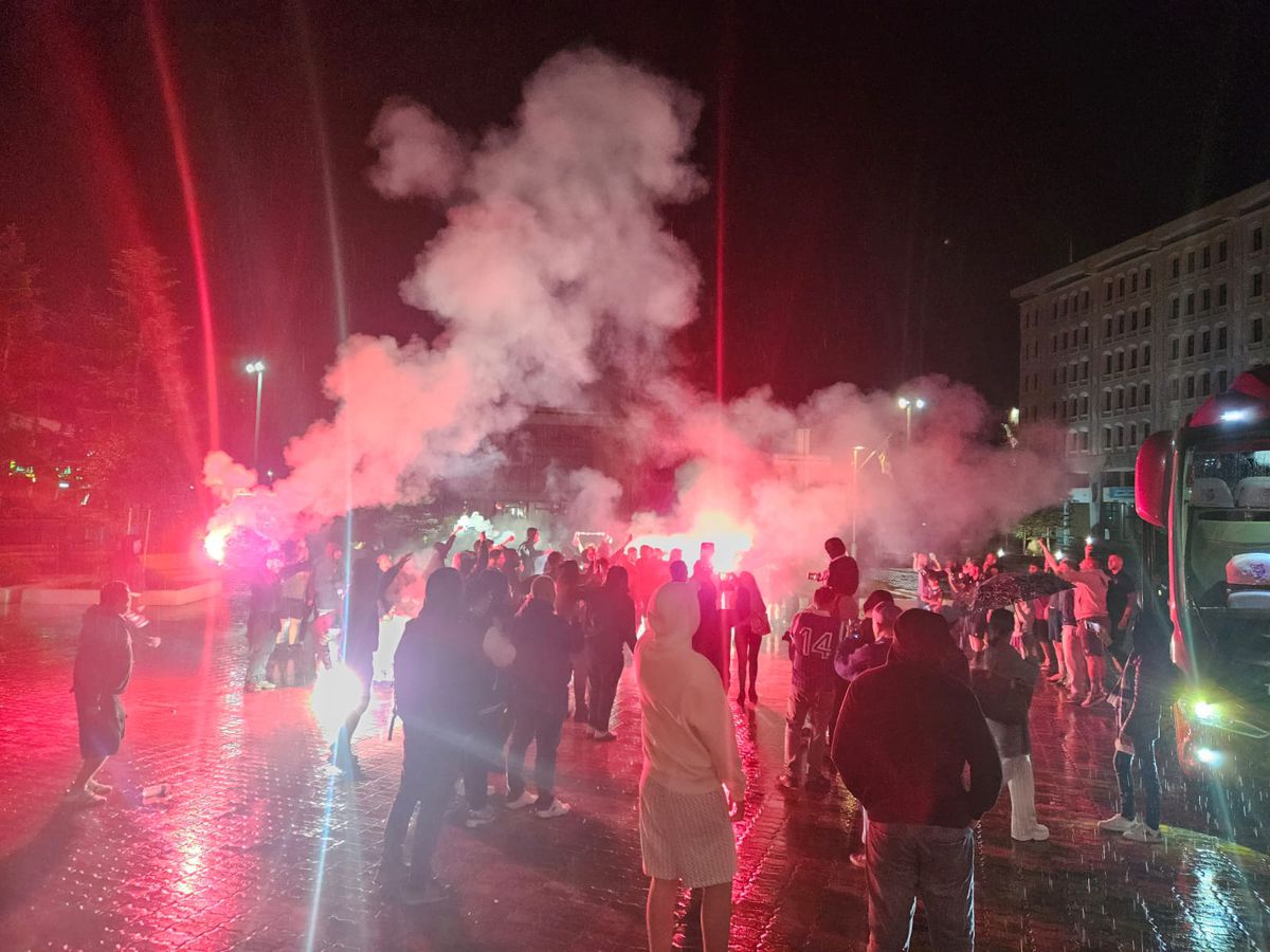 Nebunie la Pitești: au sărbătorit promovarea în ploaie, cu zeci de torțe!