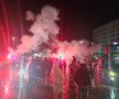 Nebunie în centrul orașului, aproape de miezul nopții: au sărbătorit promovarea în ploaie, cu zeci de torțe! Imaginile momentului