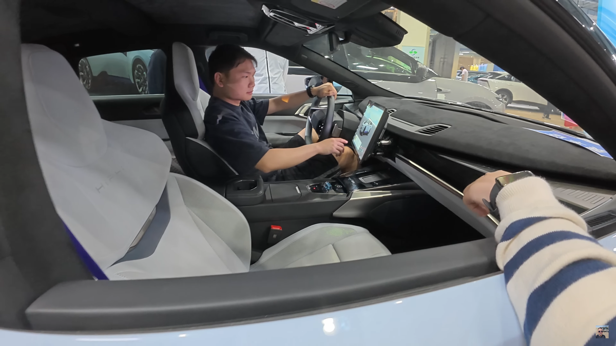 „Ferrari chinezesc” » Cu ce „supercar de 38.000 de dolari” se laudă China! Un vlogger român a asistat la o prezentare futuristă