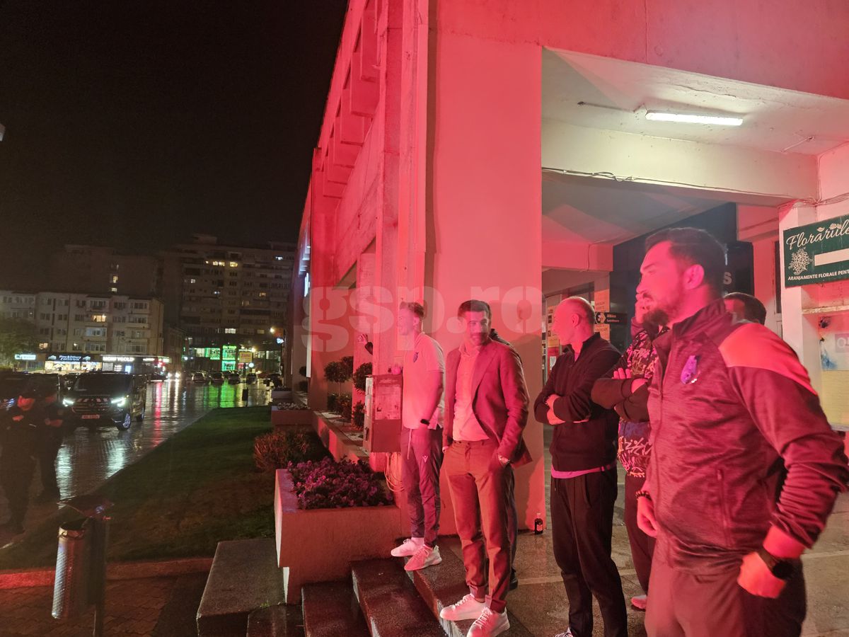 Nebunie la Pitești: au sărbătorit promovarea în ploaie, cu zeci de torțe!