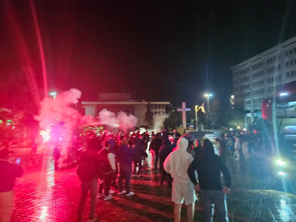 Nebunie la Pitești: au sărbătorit promovarea în ploaie, cu zeci de torțe!