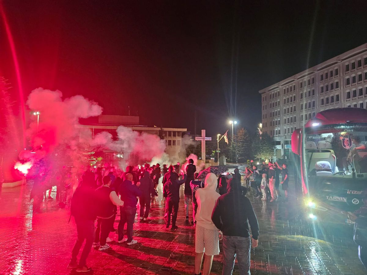 Nebunie în centrul orașului, aproape de miezul nopții: au sărbătorit promovarea în ploaie, cu zeci de torțe! Imaginile momentului