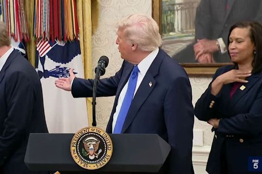 Donald Trump le arată ziariștilor trofeul CM cluburi și zice că e al CM 2026