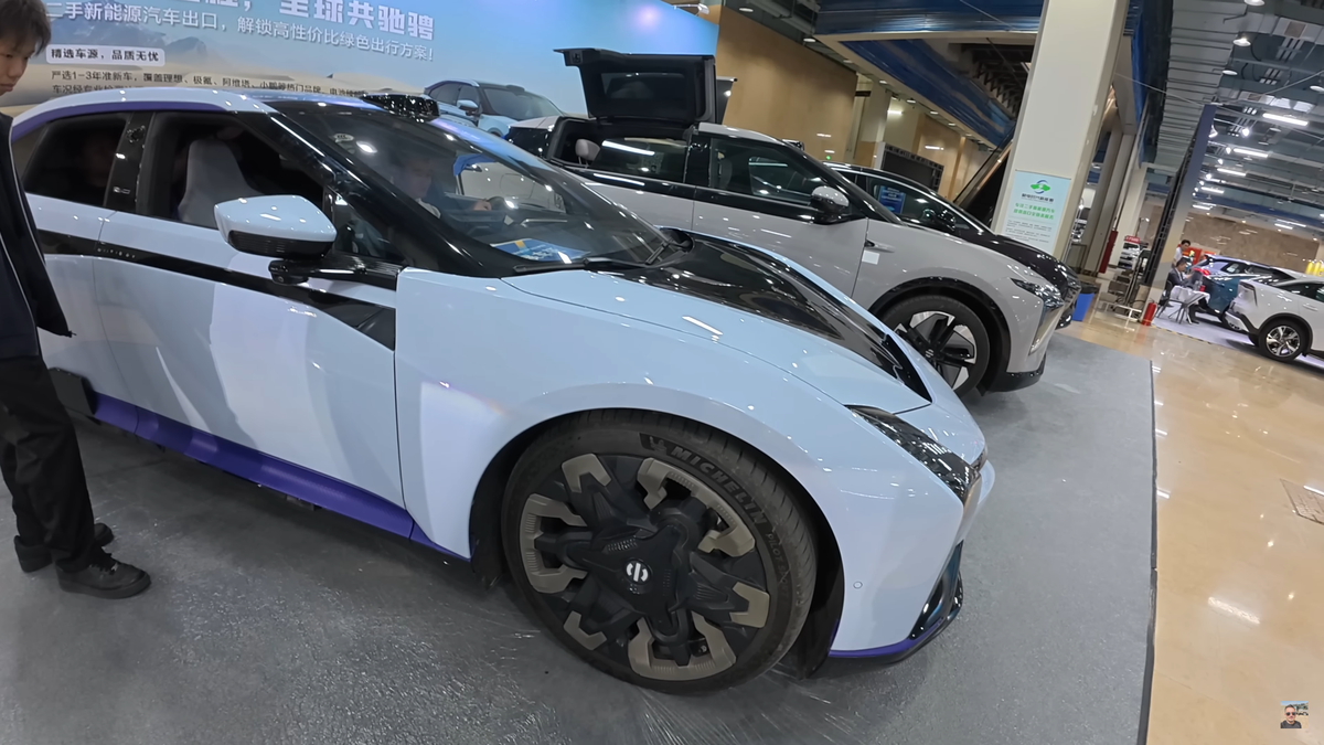 „Ferrari chinezesc” » Cu ce „supercar de 38.000 de dolari” se laudă China! Un vlogger român a asistat la o prezentare futuristă