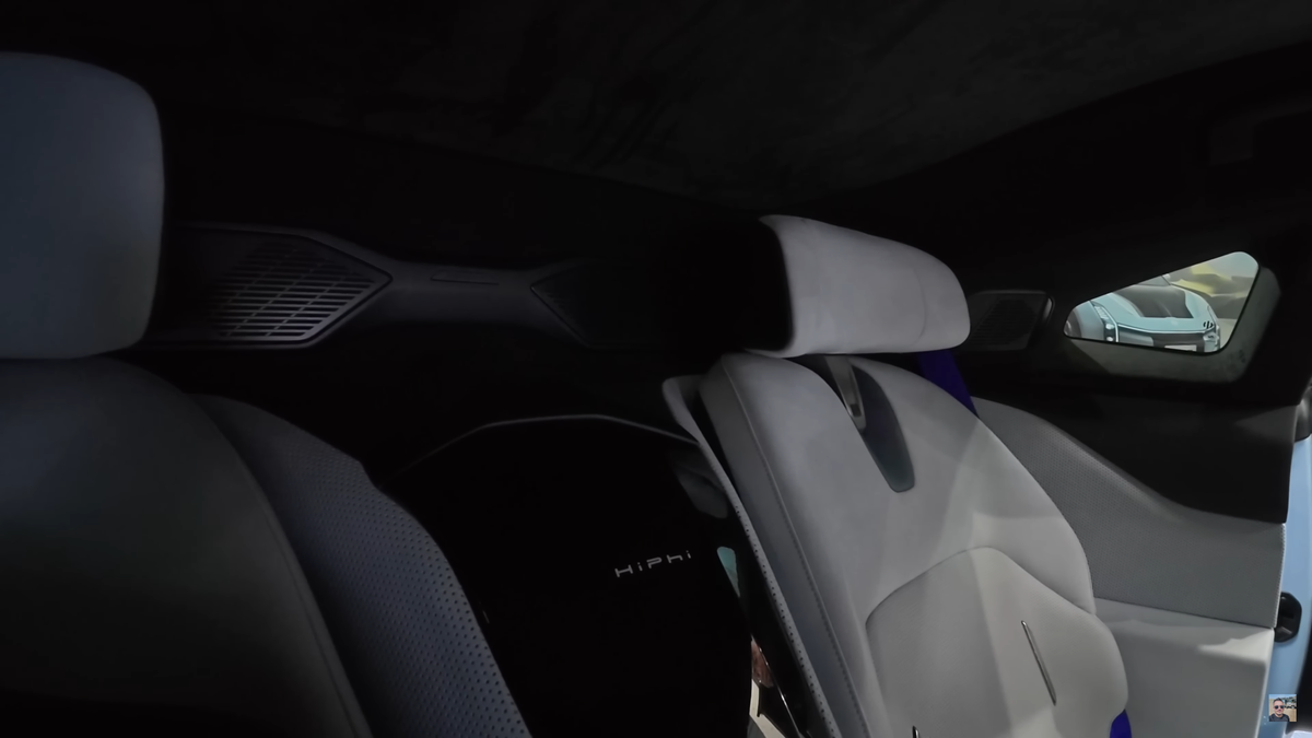 „Ferrari chinezesc” » Cu ce „supercar de 38.000 de dolari” se laudă China! Un vlogger român a asistat la o prezentare futuristă