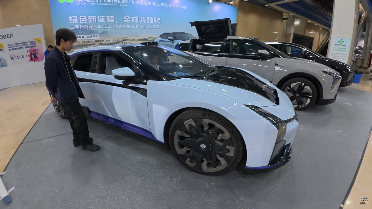 „Ferrari chinezesc” » Cu ce „supercar de 38.000 de dolari” se laudă China! Un vlogger român a asistat la o prezentare futuristă