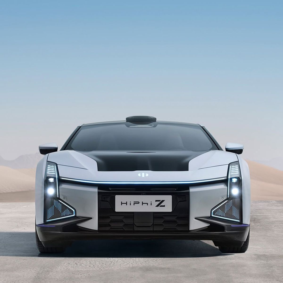 „Ferrari chinezesc” » Cu ce „supercar de 38.000 de dolari” se laudă China! Un vlogger român a asistat la o prezentare futuristă