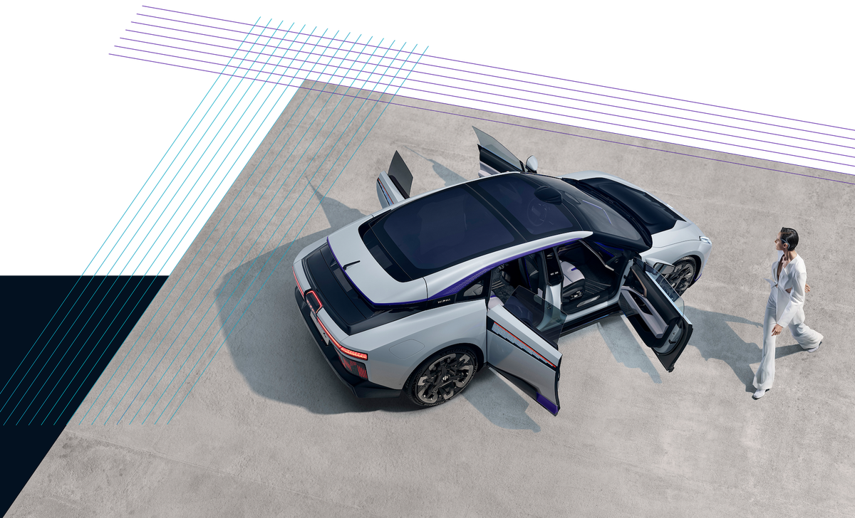 „Ferrari chinezesc” » Cu ce „supercar de 38.000 de dolari” se laudă China! Un vlogger român a asistat la o prezentare futuristă