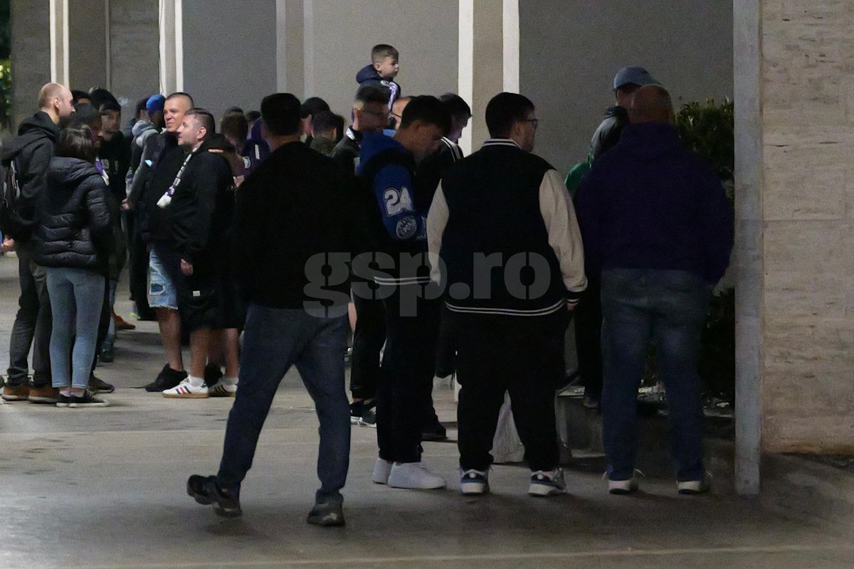 Nebunie la Pitești: au sărbătorit promovarea în ploaie, cu zeci de torțe!