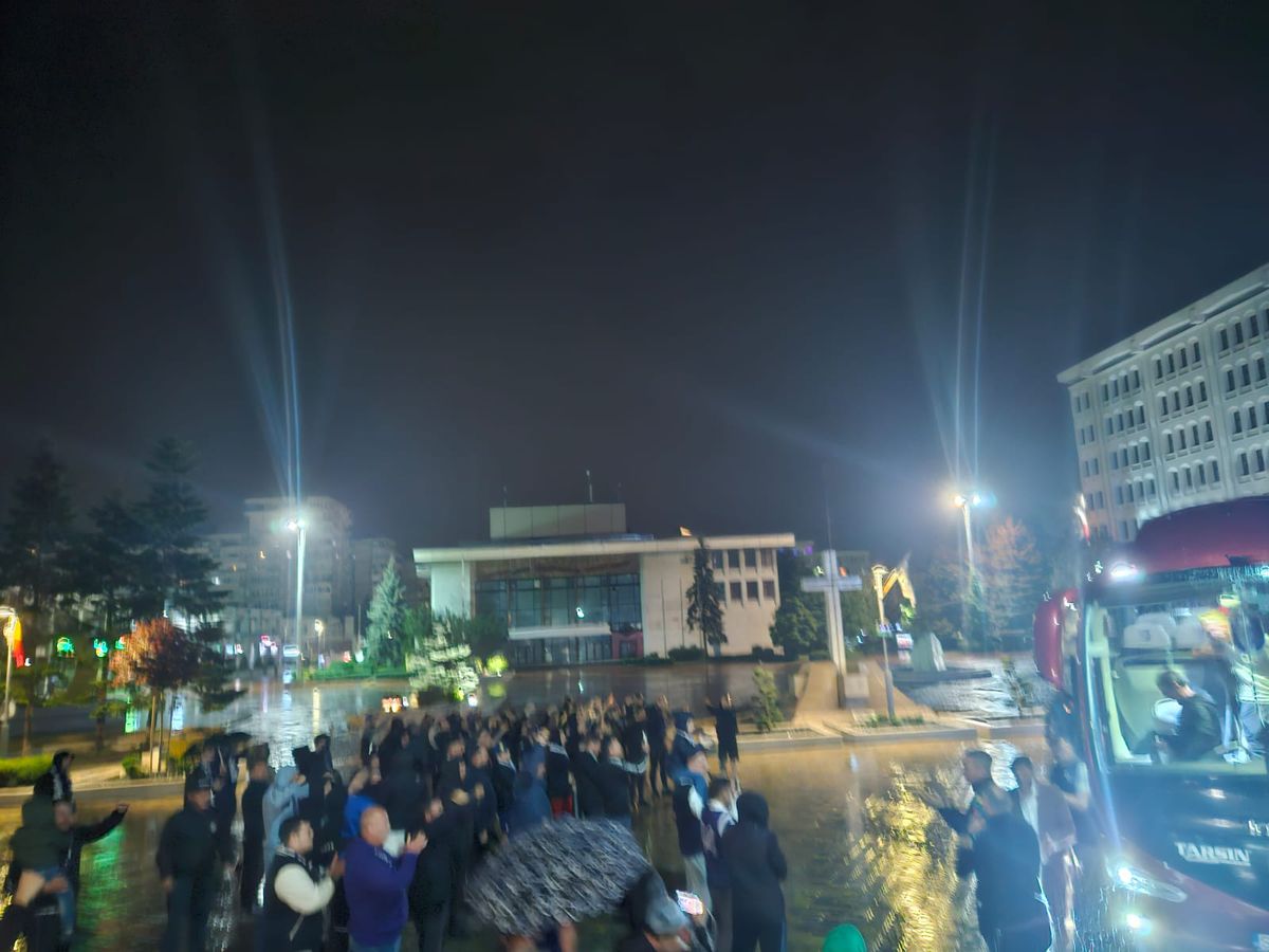 Nebunie în centrul orașului, aproape de miezul nopții: au sărbătorit promovarea în ploaie, cu zeci de torțe! Imaginile momentului