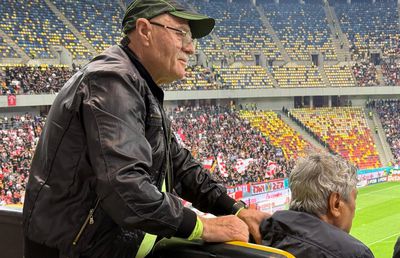 Momente inedite pe Arena Națională, cu Mircea Lucescu în prim-plan! Selecționerul a beneficiat de masaj pe toată durata meciului FCSB - Dinamo