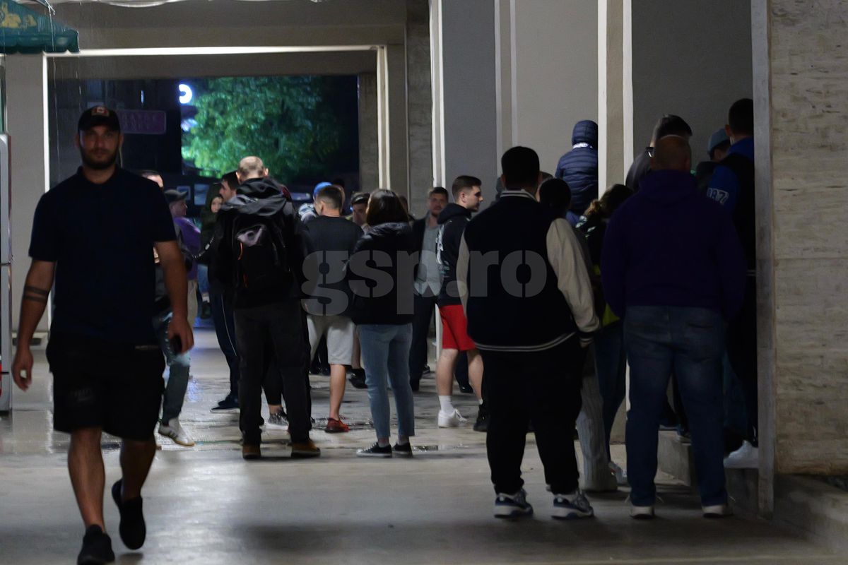 Nebunie la Pitești: au sărbătorit promovarea în ploaie, cu zeci de torțe!