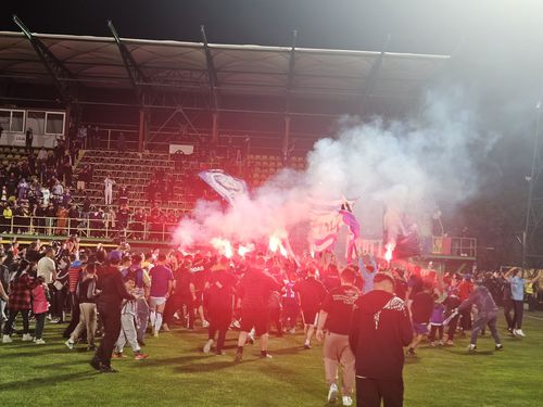FOTO + VIDEO A pornit sărbătoarea la Mioveni, după promovarea celor de la FC Argeș » Fanii au invadat terenul, primarul a intrat și el pe gazon: cele mai tari imagini surprinse de GSP