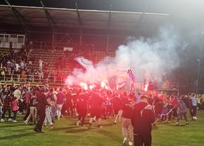 A pornit sărbătoarea la Mioveni, după promovarea celor de la FC Argeș » Fanii au invadat terenul, primarul a intrat și el pe gazon: cele mai tari imagini surprinse de GSP